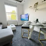 Stylish 2-Bed Flat W Kitchen And Cosy Living Space