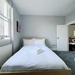 Stylish 2-Bed Flat W Kitchen And Cosy Living Space