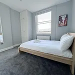Stylish 2-Bed Flat W Kitchen And Cosy Living Space