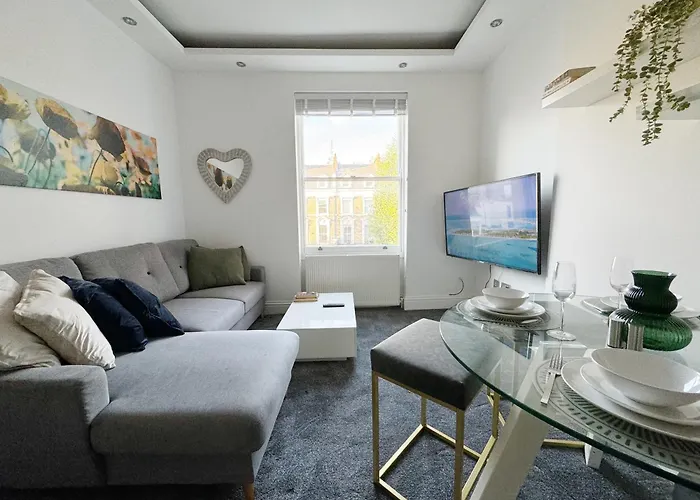 Stylish 2-Bed Flat W Kitchen And Cosy Living Space