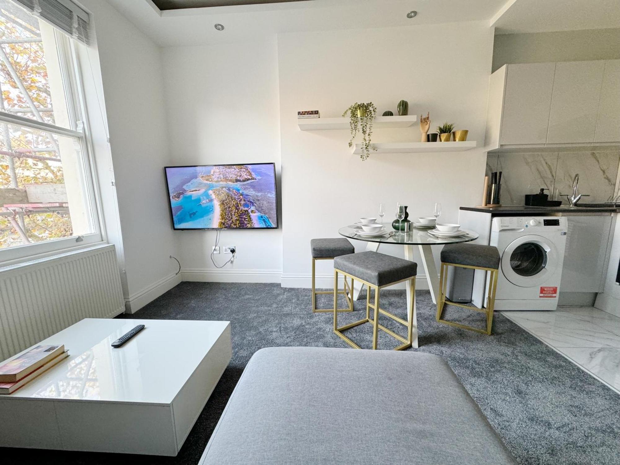 Stylish 2-bed Flat W Kitchen And Cosy Living Space