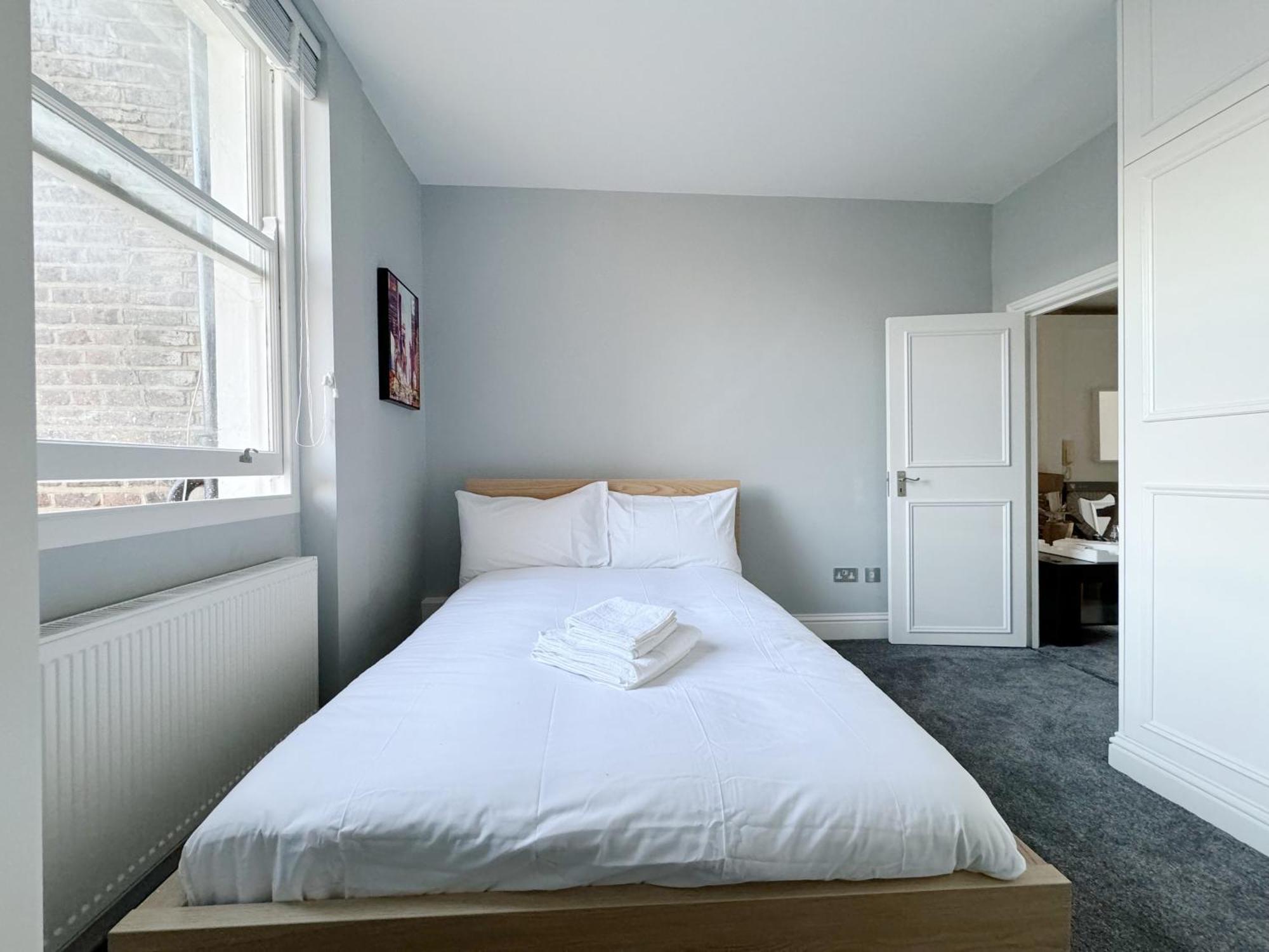 Stylish 2-bed Flat W Kitchen And Cosy Living Space *
