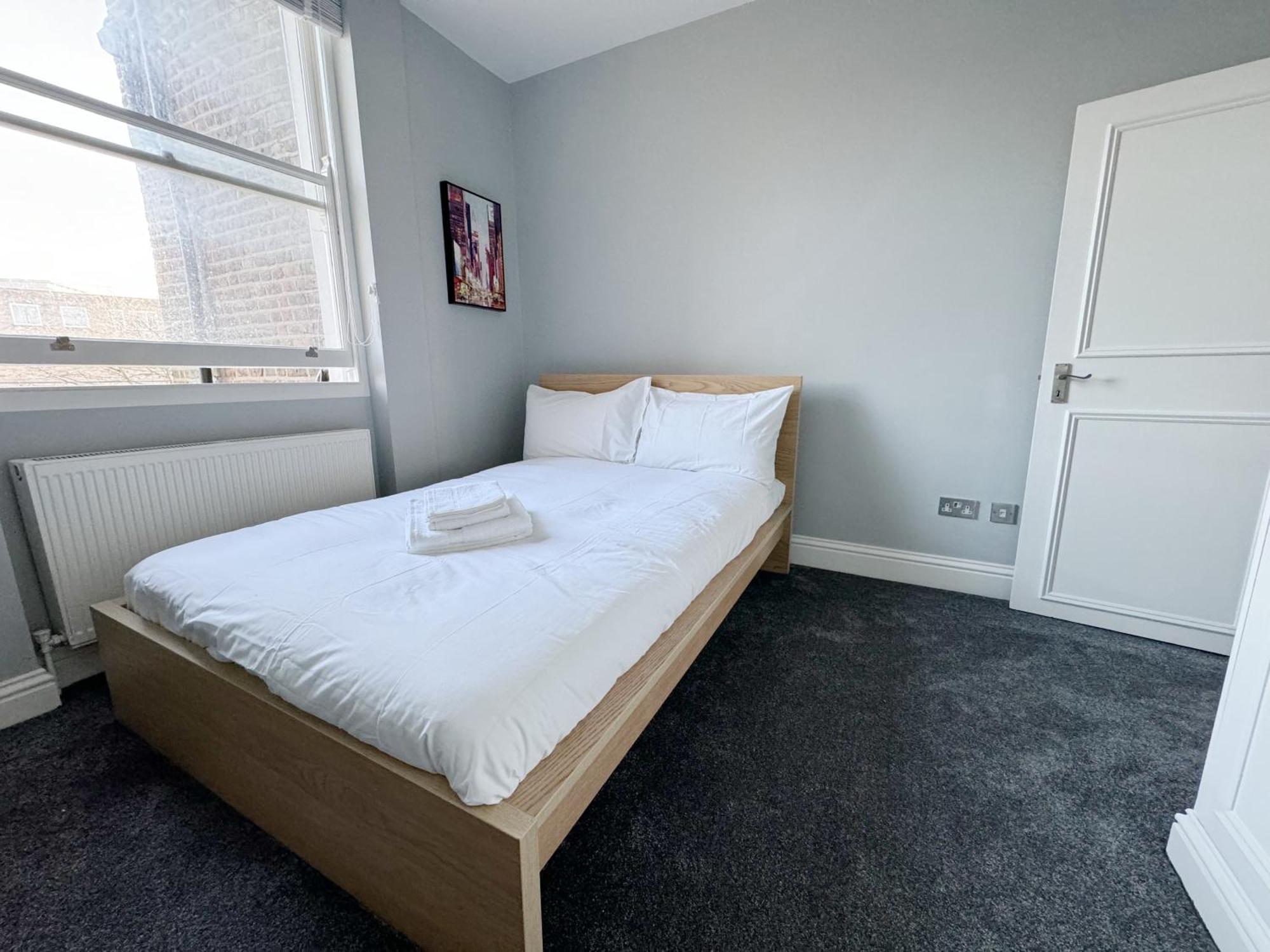 Stylish 2-bed Flat W Kitchen And Cosy Living Space