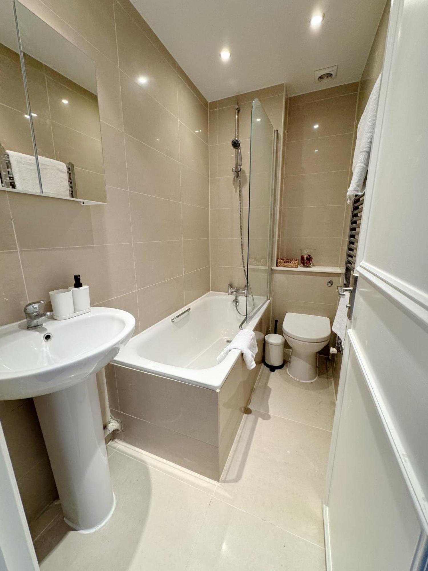 Stylish 2-bed Flat W Kitchen And Cosy Living Space Appartamento