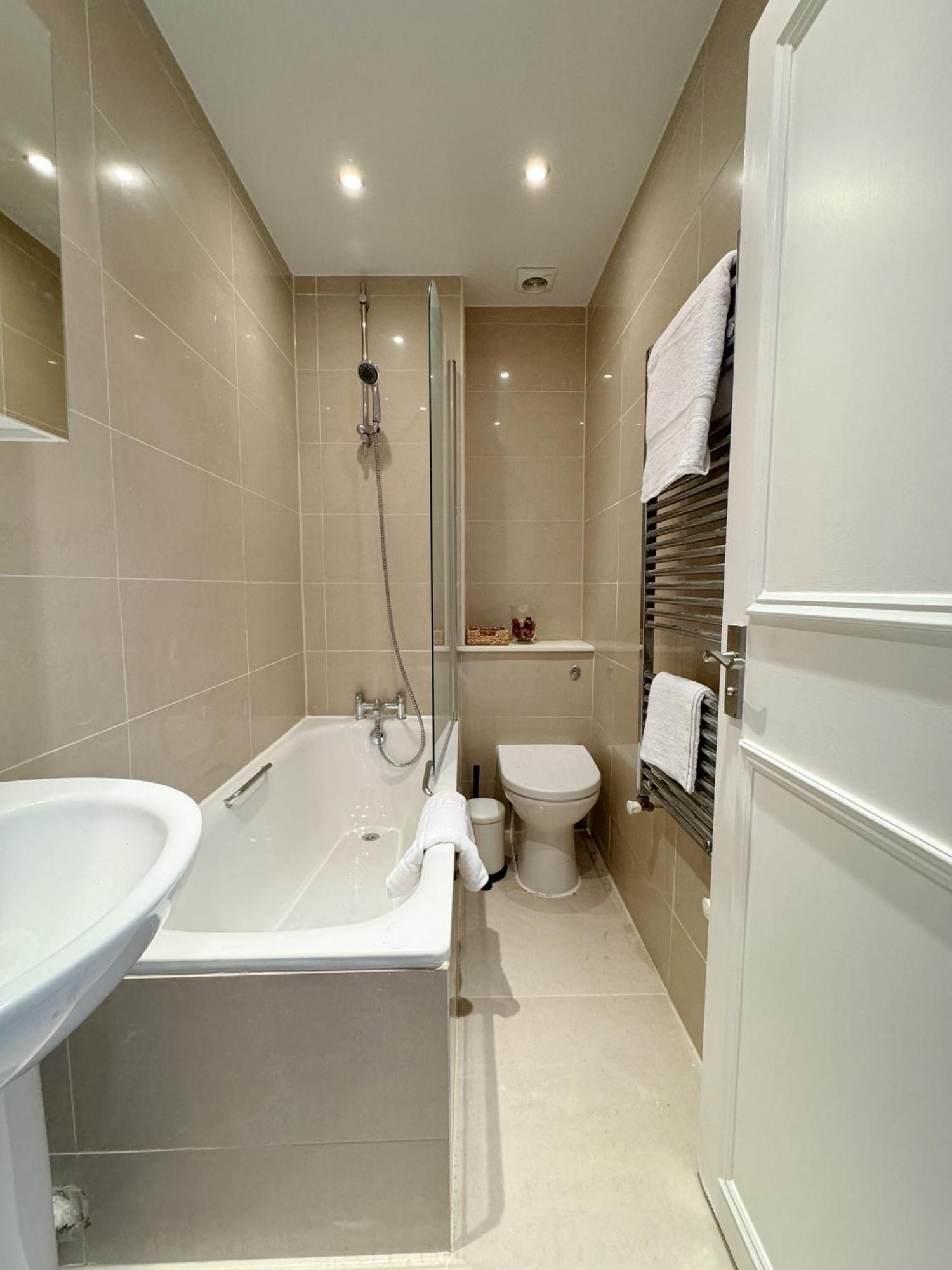 Stylish 2-bed Flat W Kitchen And Cosy Living Space