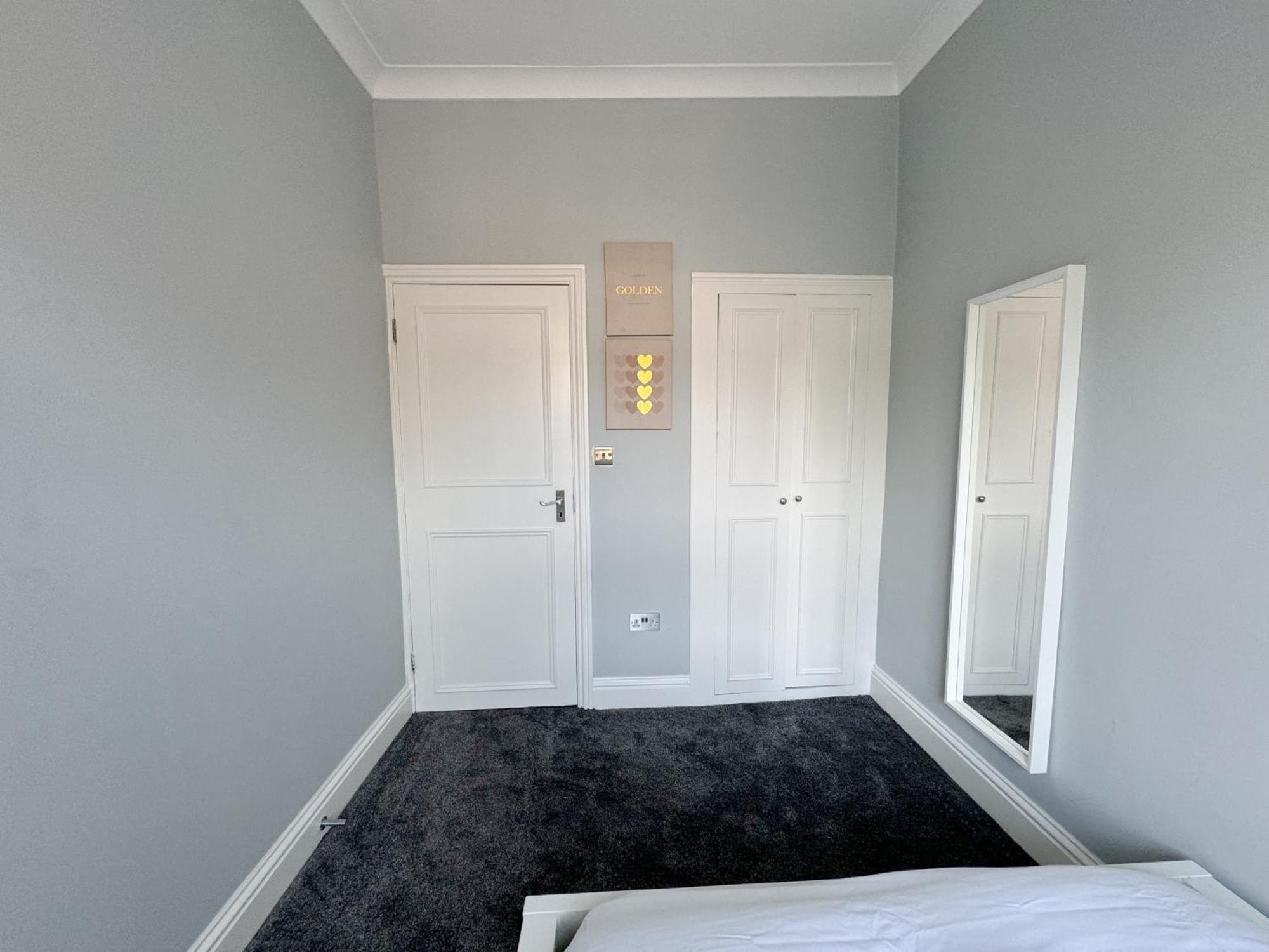 Stylish 2-bed Flat W Kitchen And Cosy Living Space *