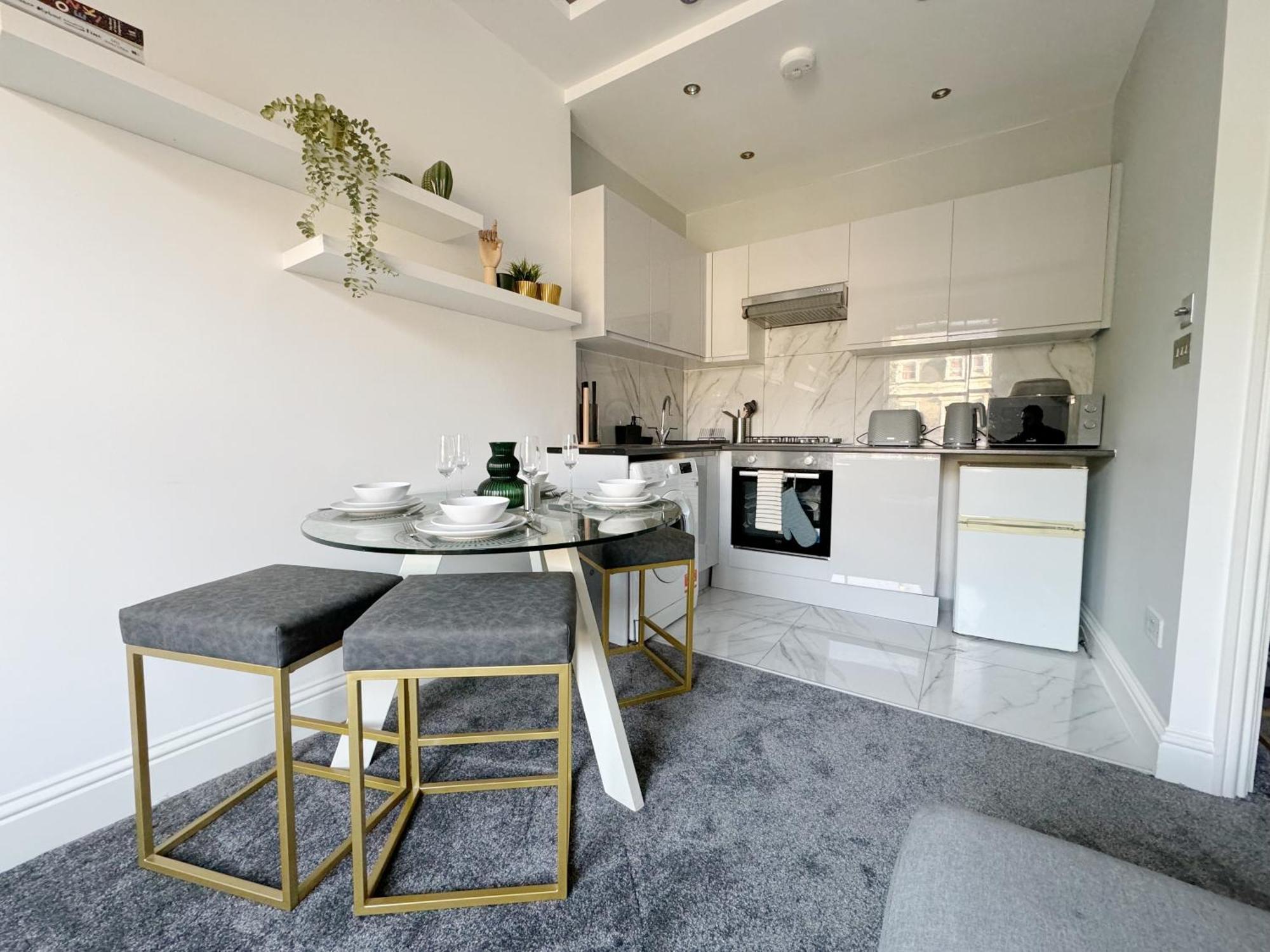 Stylish 2-bed Flat W Kitchen And Cosy Living Space Appartamento