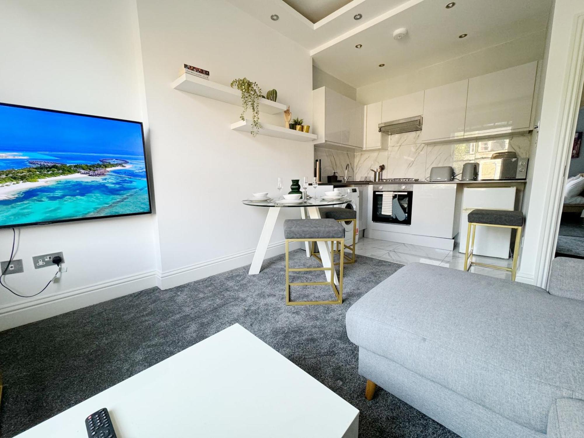 Stylish 2-bed Flat W Kitchen And Cosy Living Space *