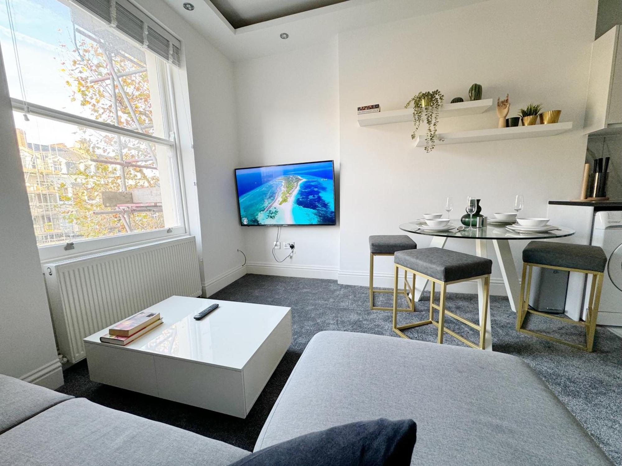 Stylish 2-bed Flat W Kitchen And Cosy Living Space Londra