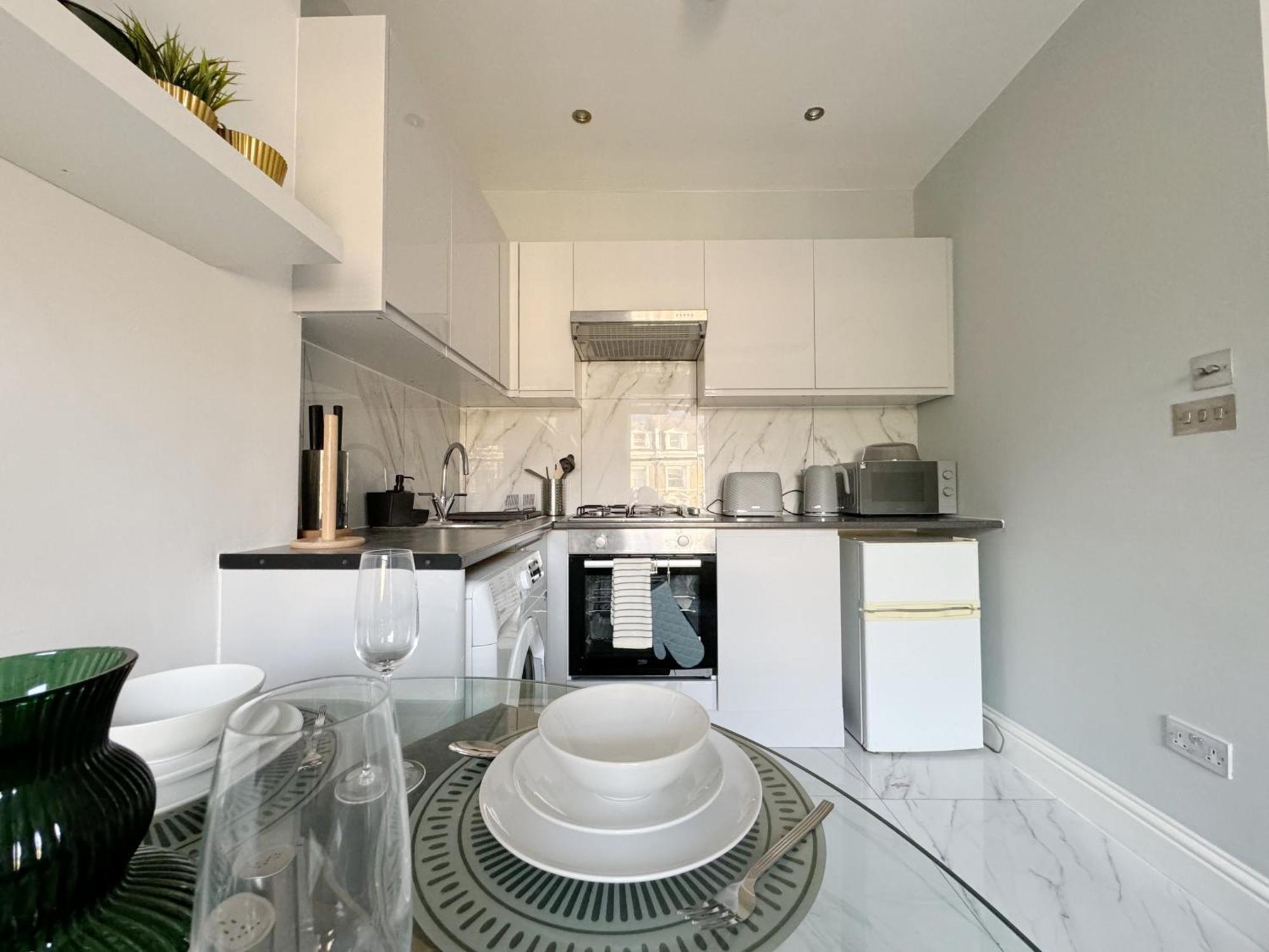 Stylish 2-bed Flat W Kitchen And Cosy Living Space *